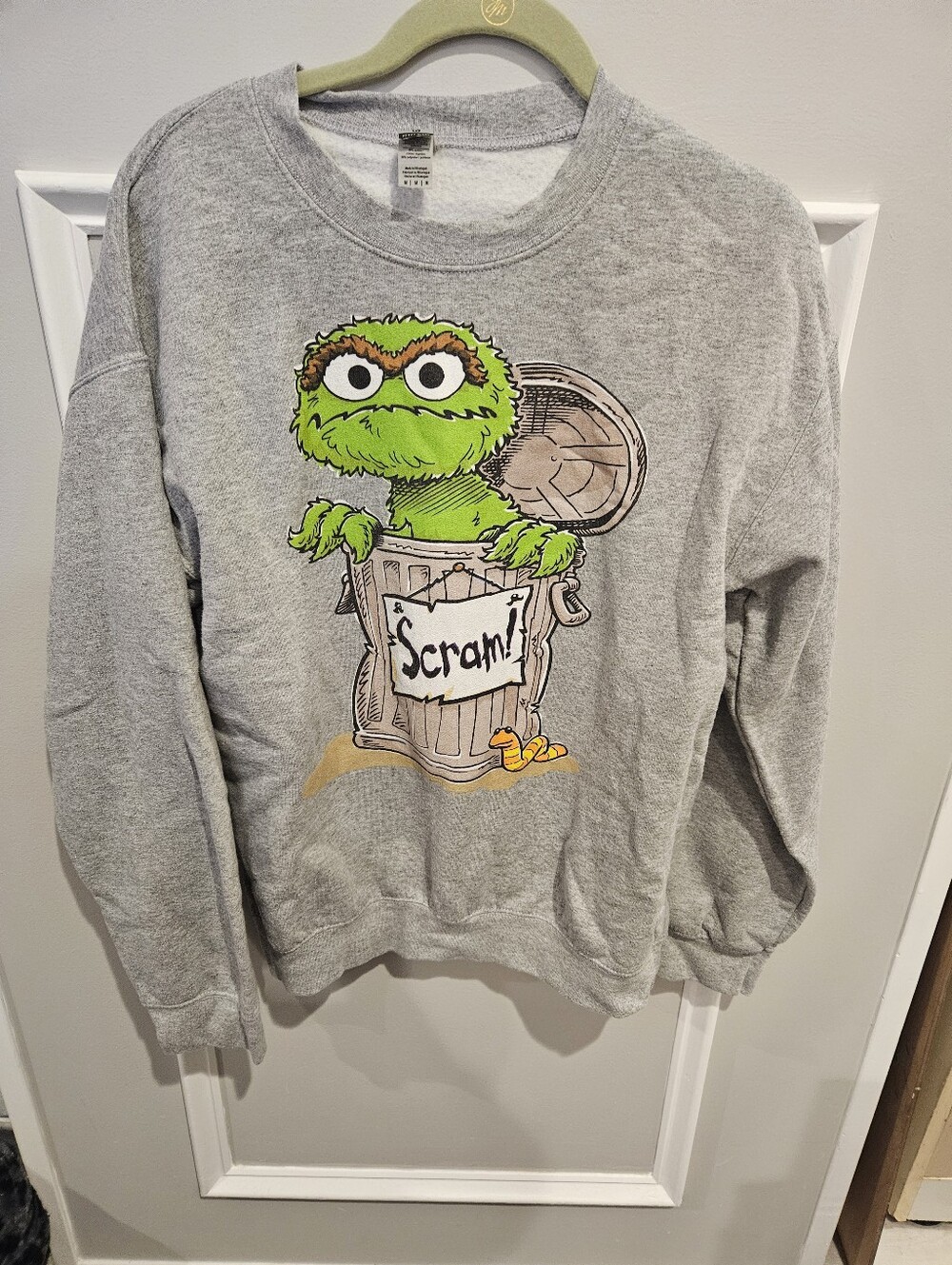 Gray Oscar the Grouch SCRAM Graphic Crewneck Sweatshirt - Size Medium